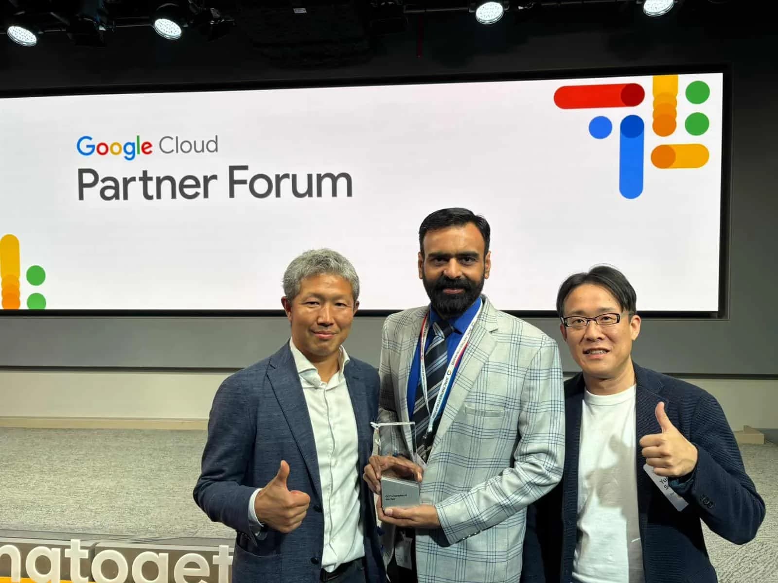 Cloud Ace receiving GCP Champion of the Year at the Google JAPAC Partner Forum 2025